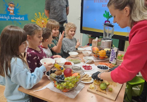 Dzieci na Bielańskiej Lekcji Zdrowego Żywienia i przygotowywanie owsianki