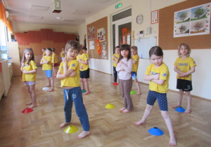 Dzieci na zajęciach z elementami taekwondo.