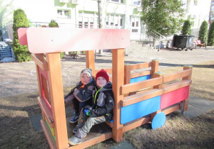 Chłopcy bawią się w ogródku przedszkolnym.