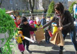 Chłopiec otrzymuje nagrodę za udział w konkursie Moja Marzanna.