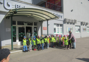 Dzieci stoją przed Bielańskim Ośrodkiem Kultury.