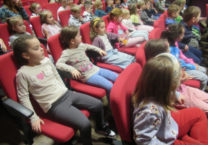 Dzieci siedzą na widowni w Bielańskim Ośrodkiem Kultury.