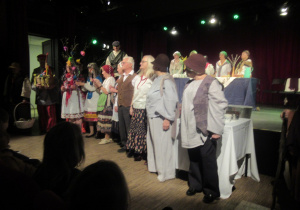 Dzieci oglądają przedstawienie "Wielkanoc po staropolsku".