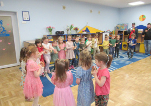 Dzieci grają na instrumentach podczas występu.