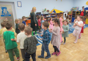 Dzieci maszerują w kole.