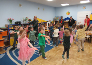 Dzieci maszerują po sali.