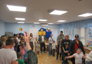 Dzieci i rodzice podczas wspólnej zabawy przy muzyce podczas warsztatów.