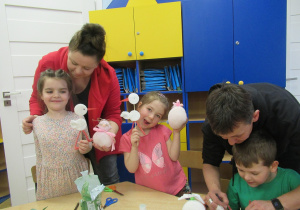 Dziewczynki prezentują prace wykonane na warsztatach.