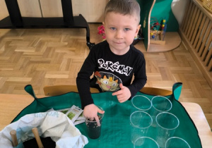 Chłopiec sieje owies