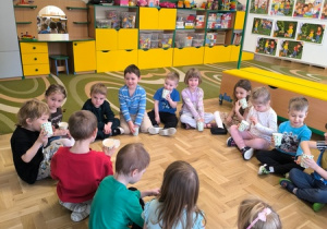 Dzieci bawią się jednorazowymi kubkami