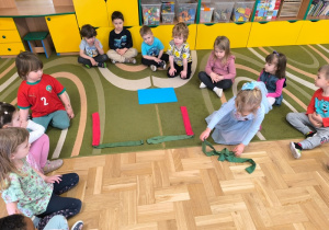 Dziewczynka układa prostokąt za pomocą szarf