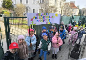 Dzieci spacerują wokół przedszkola w ramach akcji "Bielańskie przedszkolaki maszerują 2026"