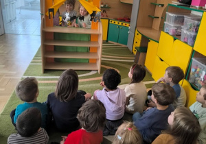 Dzieci bawią się w teatr