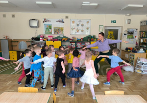 Dzieci wykonują figurę baletową