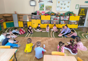 Dzieci wykonują ćwiczenie rozciągające