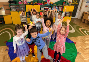 Dzieci trzymają klocki w kształcie trójkąta