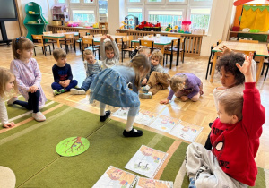 Dziewczynka układa historyjkę obrazkową zgodnie z kolejnością zdarzeń