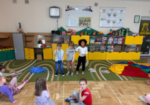 Dzieci grają na klawesach - naśladują deszczowe dźwięki