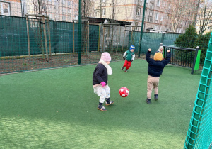 Dzieci grają w piłkę nożną