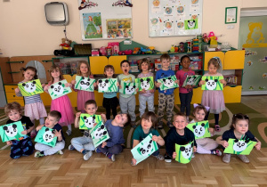 Dzieci prezentują prace plastyczne "Panda"