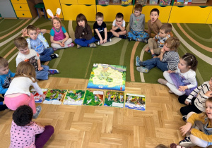 Dziewczynka układa historyjkę obrazkową zgodnie z kolejnością zdarzeń