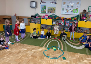 Dziewczynki rzucają woreczkami gimnastycznymi