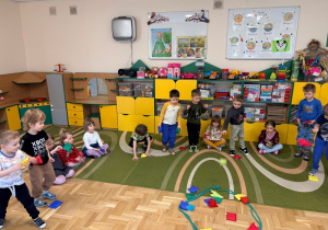 Chłopcy rzucają woreczkami gimnastycznymi