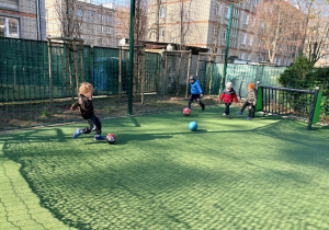 Chłopcy grają piłkę nożną