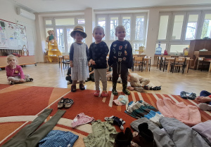 Zajęcia wiosenne i co ubieramy, przedszkolaki przymierzały to co chciały