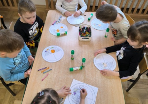 Dzieci wykonują zadanie pt. "Zdrowy talerz"