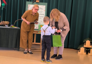 Chłopiec odbiera nagrodę za udział w konkursie