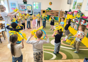 Dzieci uczestniczą w zajęciach Roar Dance