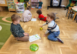 Dzieci kolorują zająca zgodnie z podanym kodem