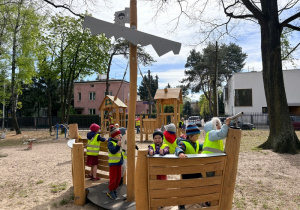 Dzieci bawią się na placu zabaw