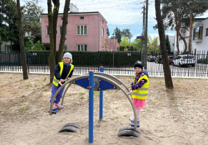 Dziewczynki huśtają sie na placu zabaw