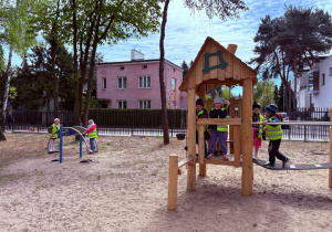 Dzieci bawią się na placu zabaw Młodzieżowego Domu Kultury