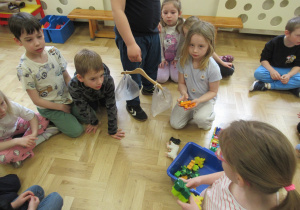 Dzieci bawią się w ważenie.