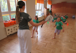 Dzieci ćwiczą na zajęciach sportowych.