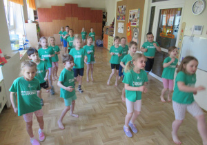 Dzieci podczas ćwiczeń z elementami taekwondo.