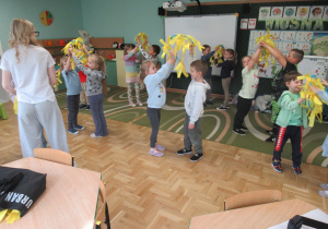Dzieci tańczą w parach z obręczami podczas zajęć Roar Dance.
