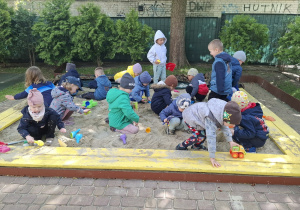 Pierwsze zabawy w piaskownicy