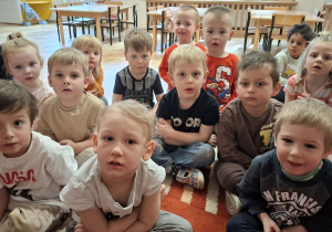 Dzieci zasłuchane w legendzie o Warszawskiej Syrence