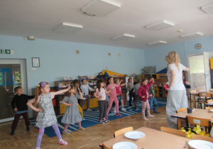 Dzieci tańczą w sali podczas zajęć Roar Dance.