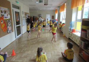 Dzieci podczas zajęć z elementami taekwondo.
