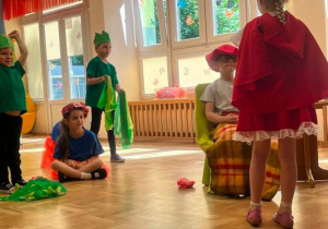 Dzieci występują w przedstawieniu "Czerwony Kapturek"
