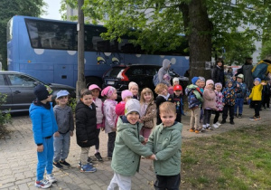 Dzieci idą do autokaru