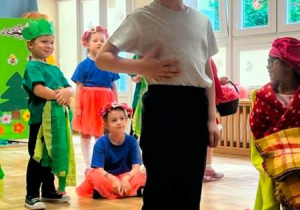 Dzieci występują w przedstawieniu "Czerwony Kapturek"