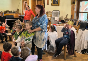 Dzieci wystęują