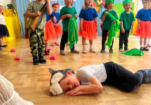 Dzieci występują w przedstawieniu "Czerwony Kapturek"