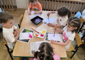 Dzieci malują farbami